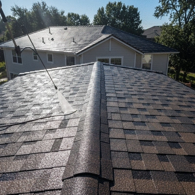 Toiture propre et brillante après nettoyage à haute pression