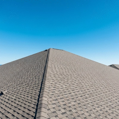 Toiture propre et entretenue sous un ciel bleu, mettant en valeur son esthétique et sa durabilité