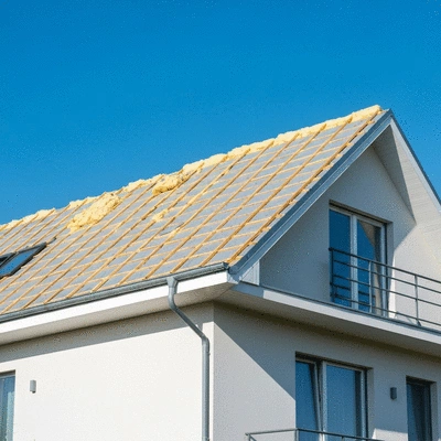 Illustration d'une toiture en cours d'isolation par l'extérieur, avec des matériaux isolants visibles sur les chevrons, ciel bleu, architecture résidentielle moderne, lumière naturelle, no text, no words, no typography, clean image