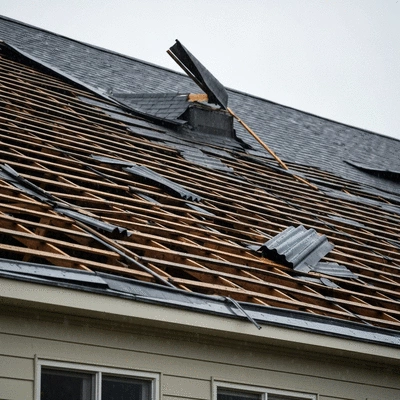Toiture endommagée après une tempête, avec des tuiles manquantes et des débris, vue de près, no text, no words, no typography, 8K, lumière naturelle, photographie réaliste